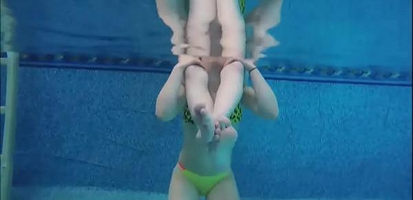  Underwater Girl vs Girl Head Scissors